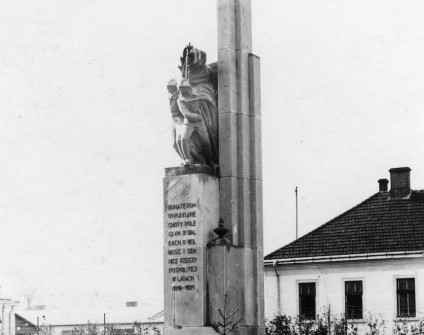 Pomnik poległych żołnierzy 51 Pułku Piechoty w Brzeżanach, z wysokim filarem zwieńczonym rzeźbą orła i żołnierzy. Inskrypcja: 'BOHATEROM 51-PUŁKU-PIECHOTY POLEGŁYM W WALKACH O WOLNOŚĆ I GRANICE RZECZYPOSPOLITEJ W LATACH 1918-1921'.