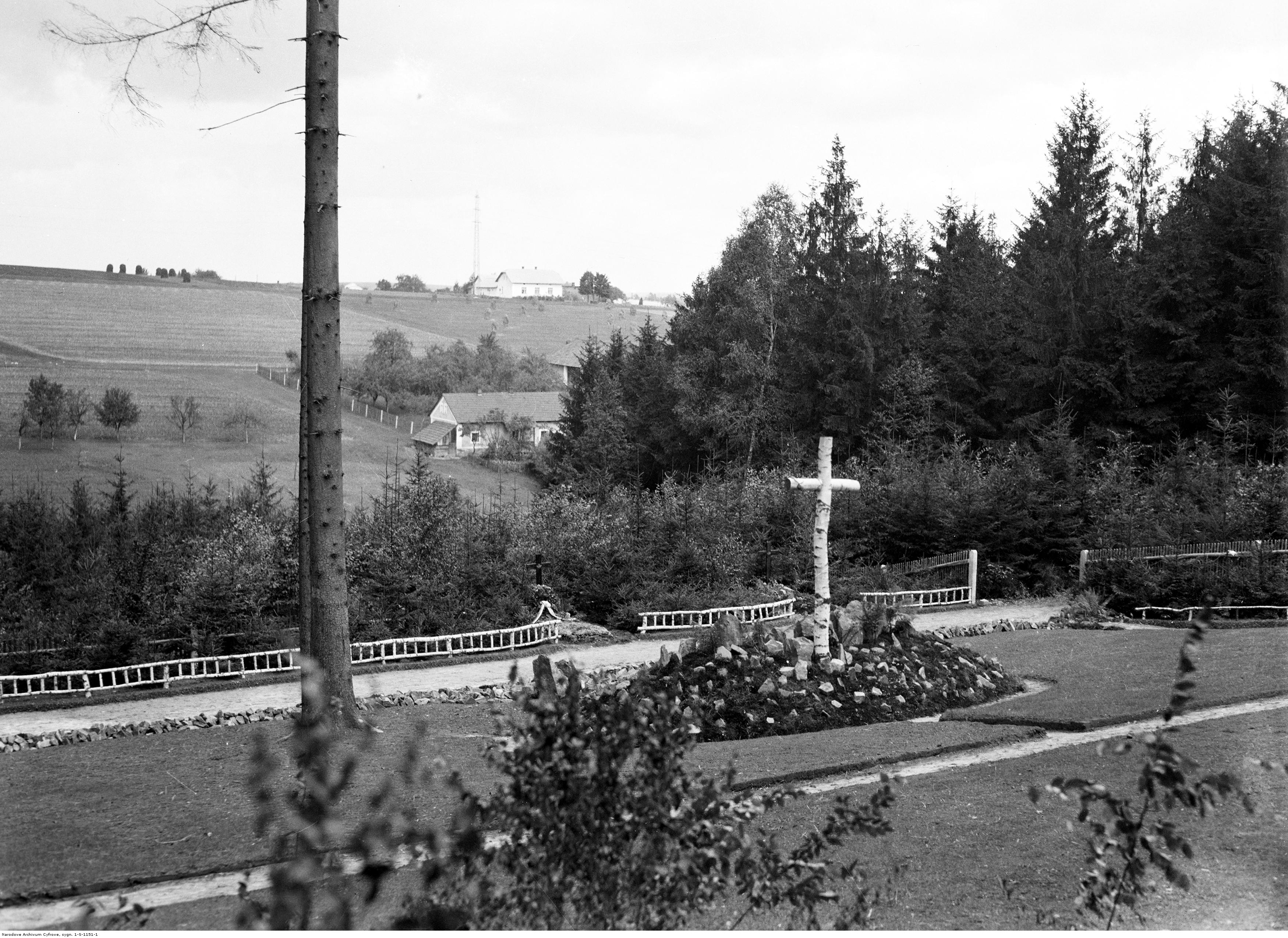 Fotografia przedstawiająca Mauzoleum Franciszka Żwirki i Stanisława Wigury w Cierlicku