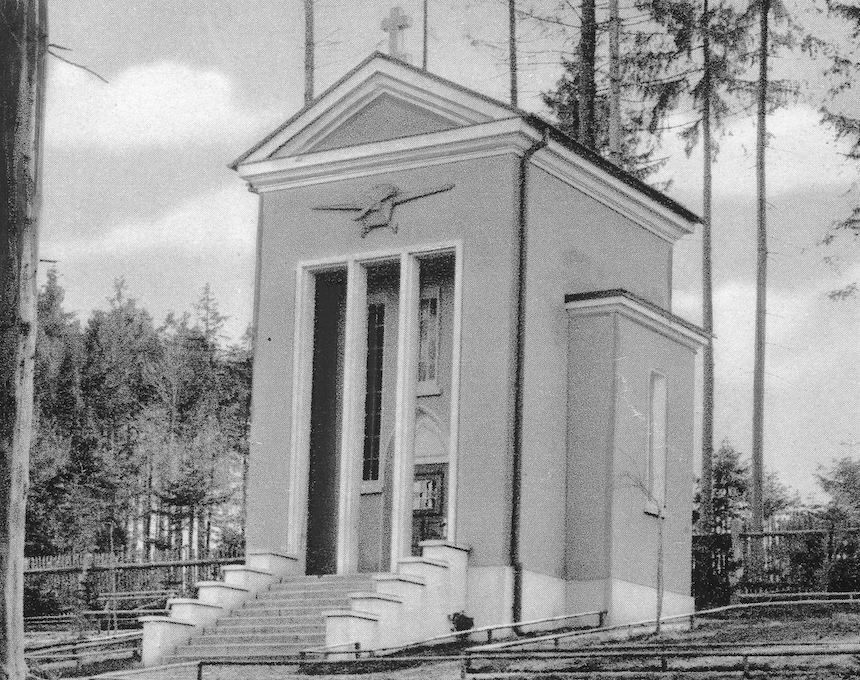 Fotografia przedstawiająca Mauzoleum Franciszka Żwirki i Stanisława Wigury w Cierlicku