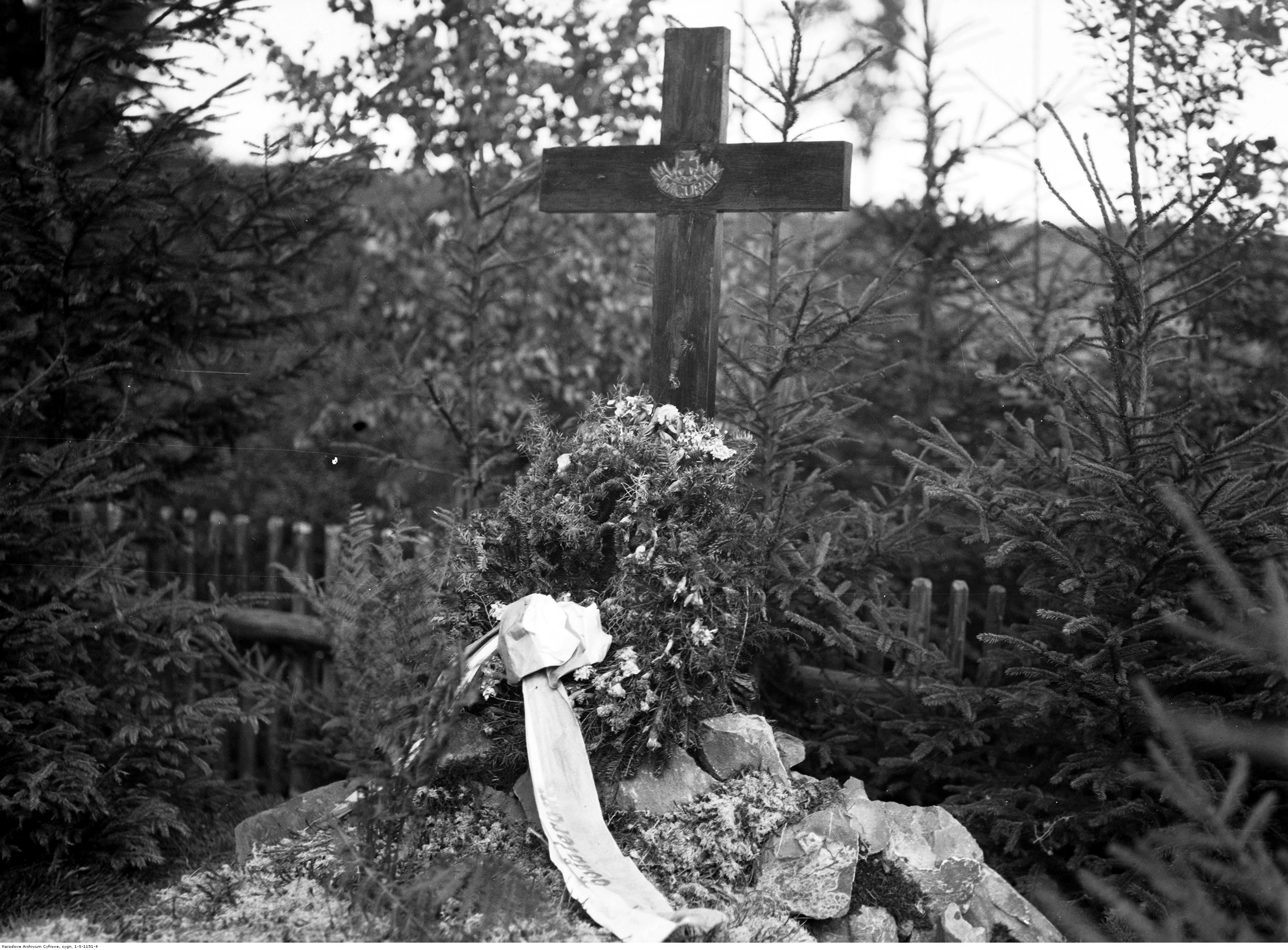 Fotografia przedstawiająca Mauzoleum Franciszka Żwirki i Stanisława Wigury w Cierlicku