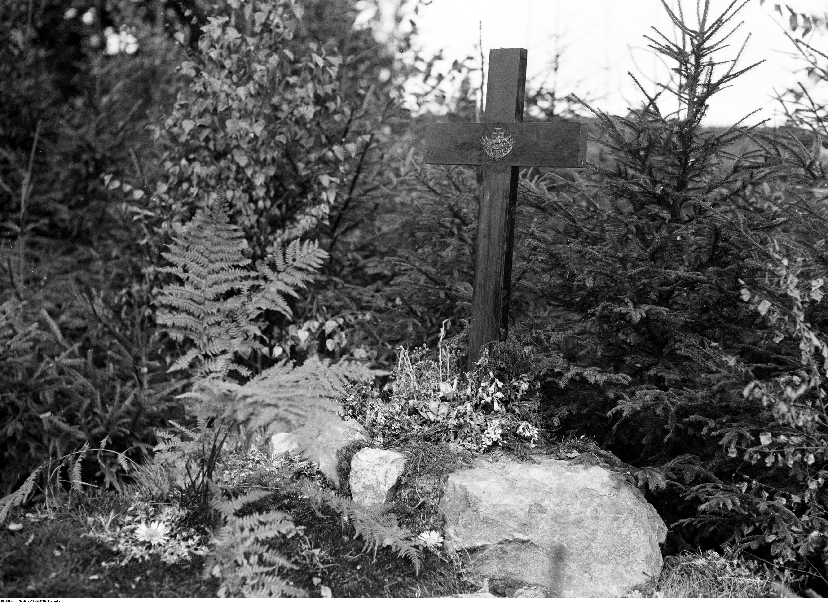 Fotografia przedstawiająca Mauzoleum Franciszka Żwirki i Stanisława Wigury w Cierlicku