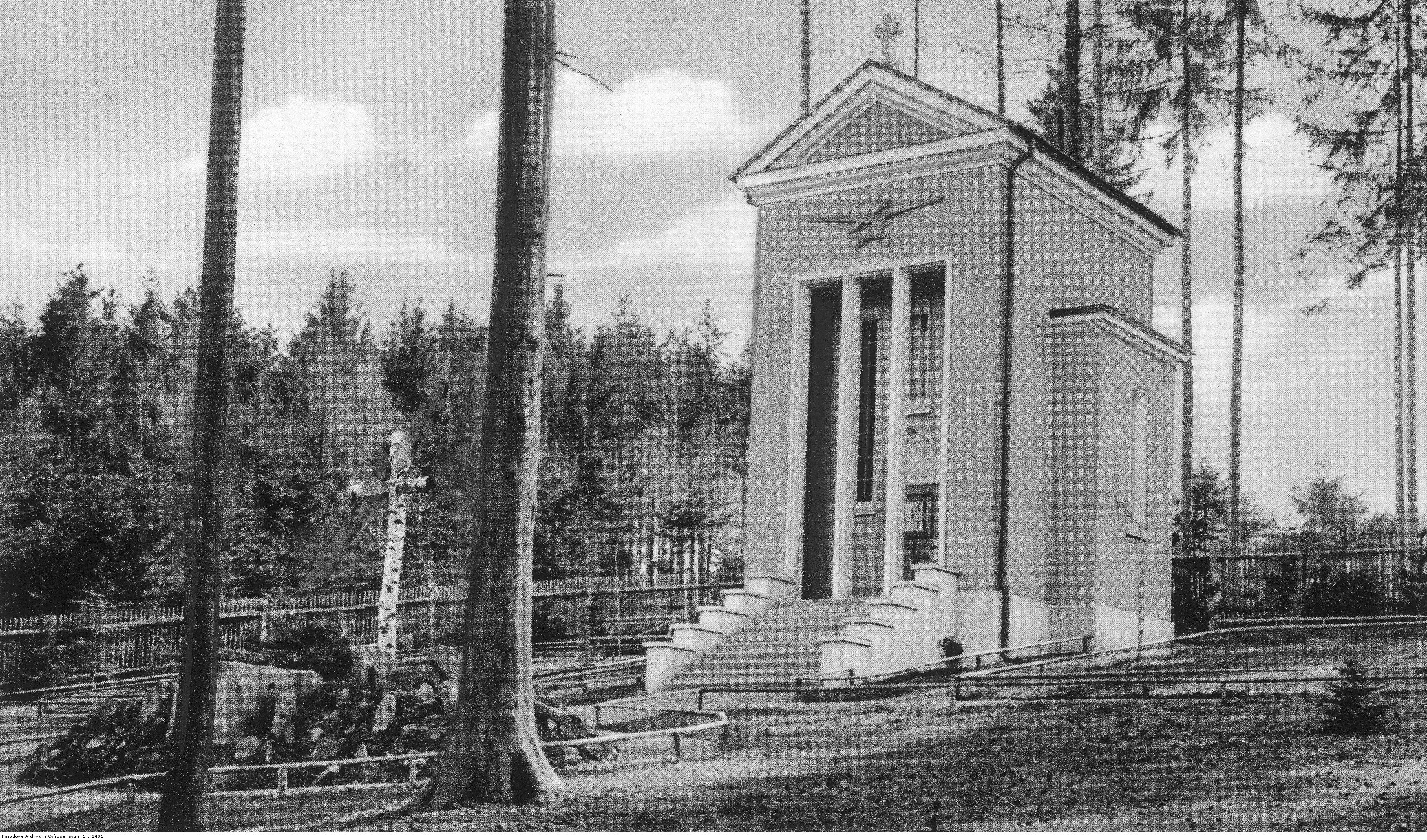 Fotografia przedstawiająca Mauzoleum Franciszka Żwirki i Stanisława Wigury w Cierlicku