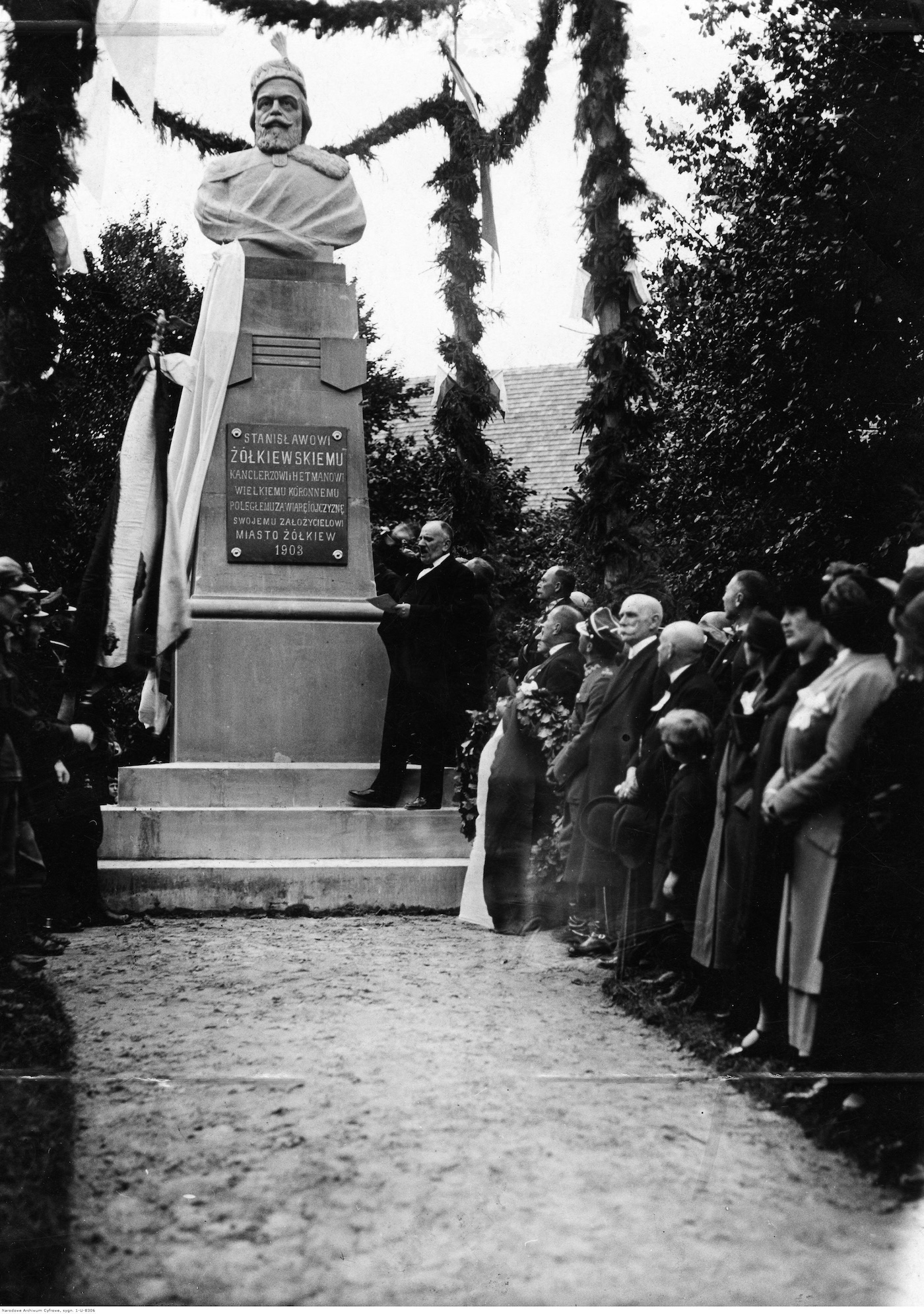 Fotografia przedstawiająca Pomnik Stanisława Żółkiewskiego w Żółkwi