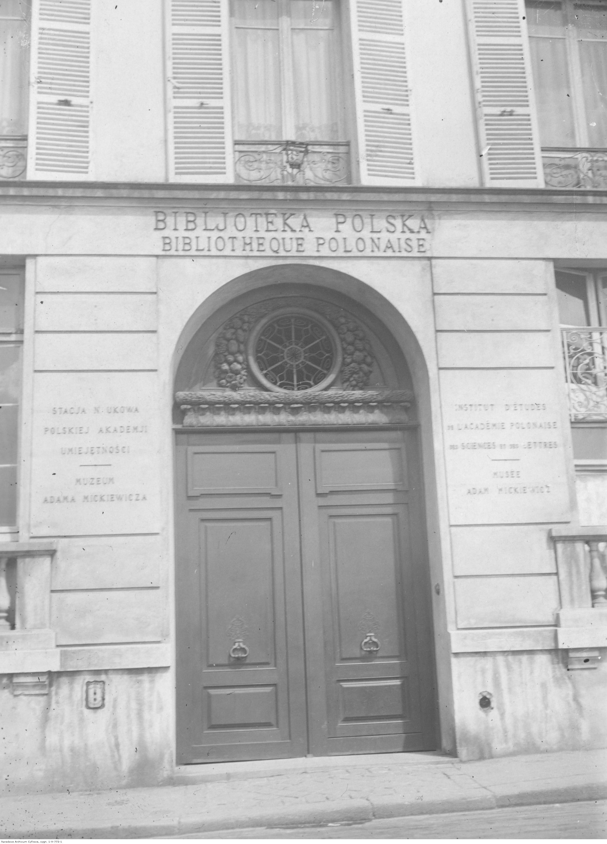 Fotografia przedstawiająca Polish Library in Paris in old photographs