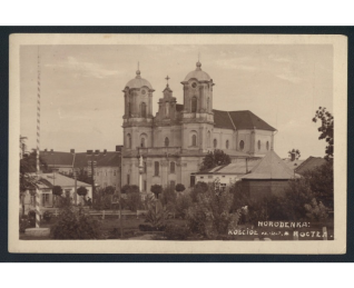 Historyczna fotografia Kościoła Niepokalanego Poczęcia Najświętszej Maryi Panny w Horodence, ukazująca barokową architekturę z dwiema wieżami i ogrodem na pierwszym planie.