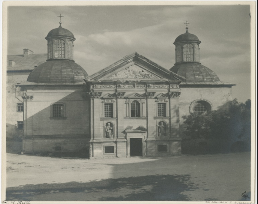 Fotografia przedstawiająca Kaplica Sieniawskich w Brzeżanach na dawnych fotografiach