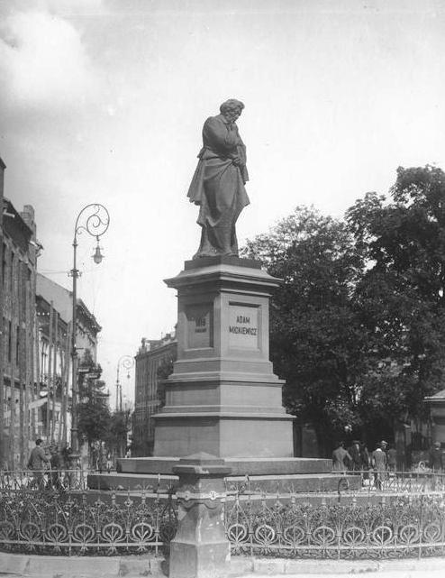 Fotografia przedstawiająca Pomniki Adama Mickiewicza w Tarnopolu