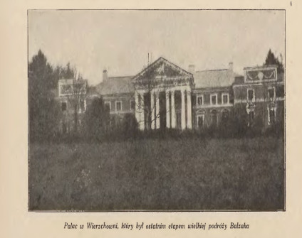 Historyczna fotografia pałacu Hańskich w Wierzchowni, z centralną częścią z kolumnami i dwoma skrzydłami, otoczony drzewami.