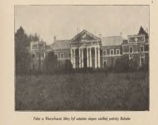 Historyczna fotografia pałacu Hańskich w Wierzchowni, z centralną częścią z kolumnami i dwoma skrzydłami, otoczony drzewami.