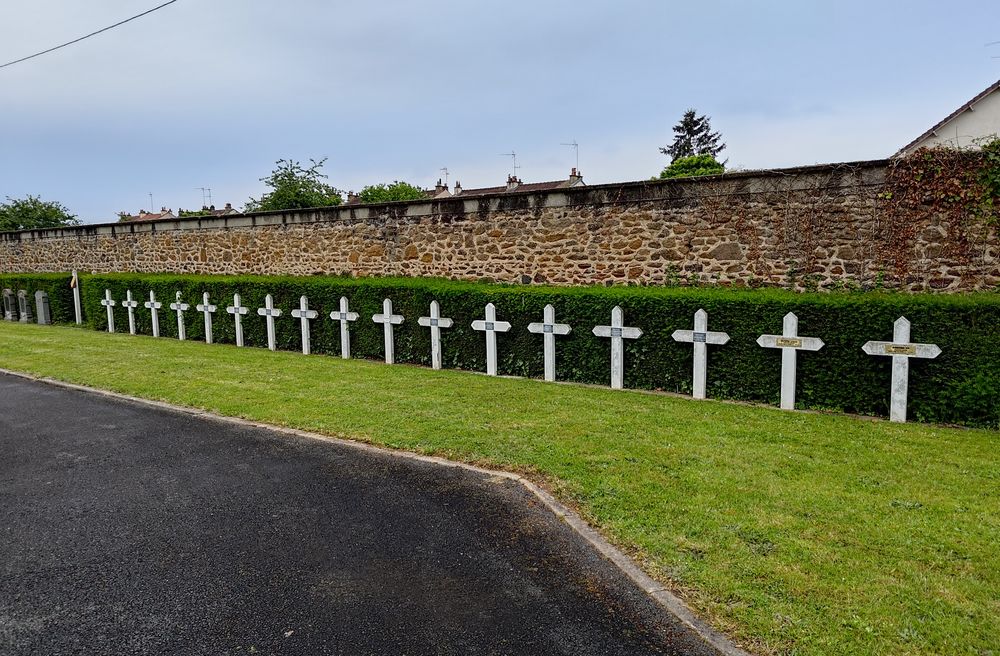 Photo montrant Tombes des soldats de l\'armée polonaise en France (l\'Armée bleue) au cimetière de l\'Ouest