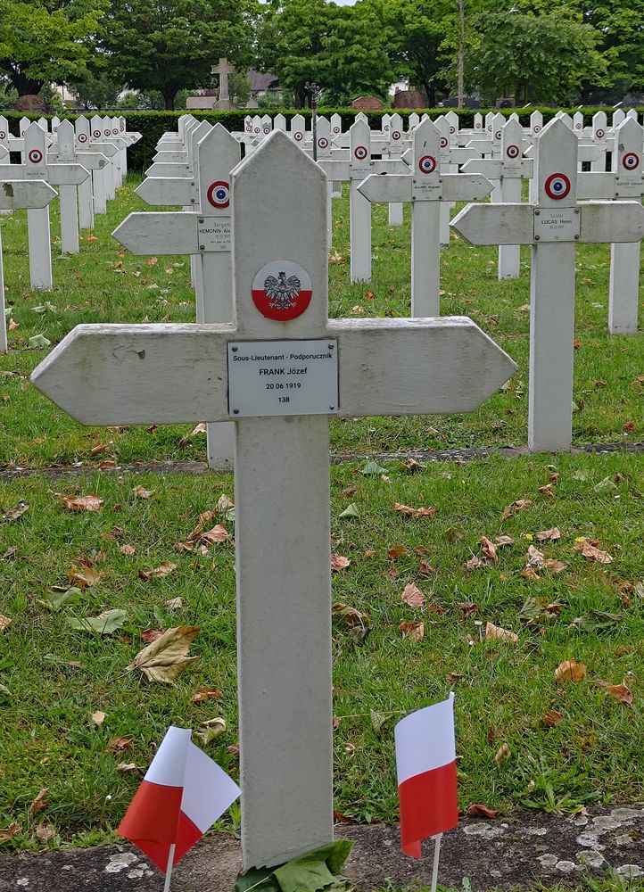 Photo montrant Tombe d\'un soldat de l\'armée polonaise en France (dite \"Armée bleue\"), le lieutenant Jozef Frank au cimetière de l\'Ouest