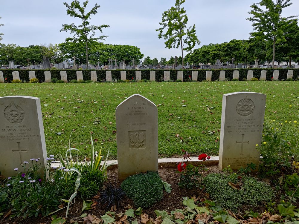 Photo montrant Tombe de l\'aviateur polonais Zbigniew Janicki au cimetière de l\'Ouest