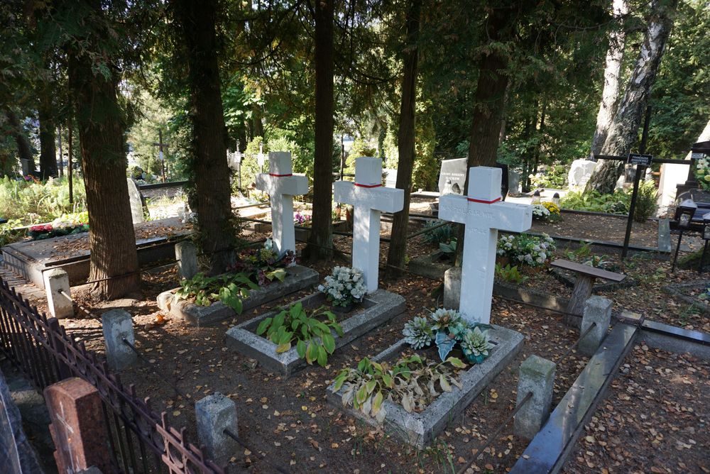 Fotografia przedstawiająca Groby żołnierzy Armii Krajowej, poległych w czasie operacji \"Ostra Brama\" w 1944 r.