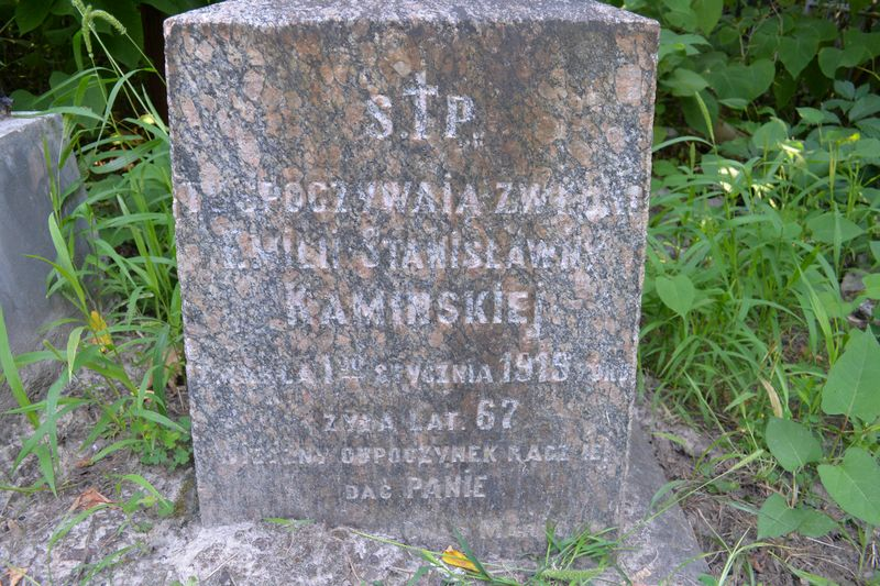 Fragment nagrobka Emilii Kamińskiej, cmentarz Bajkowa w Kijowie, stan z 2021.