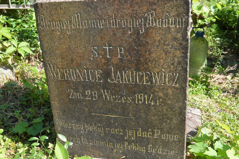 Tombstone of Veronika Yakutsevich, Baykova cemetery in Kiev, as of 2021.