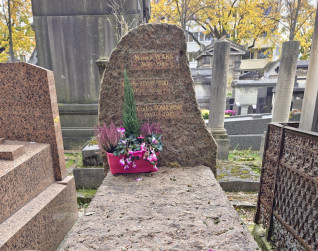 Nagrobek Cadysa i Ginette Sosnowskich oraz Moszka Waksa z wyrytymi tabliczkami. Przed nagrobkiem umieszczona żardiniera z kwiatami. Wokół cmentarz z drzewami i innymi nagrobkami.