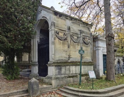 Kamienny mauzoleum z kaplicą sklepioną beczkowo i dachem dwuspadowym, z łukowym wejściem z motywami roślinnymi i żelaznymi drzwiami. Ściany zewnętrzne zdobione pochodniami i girlandami. Położony na cmentarzu z drzewami.