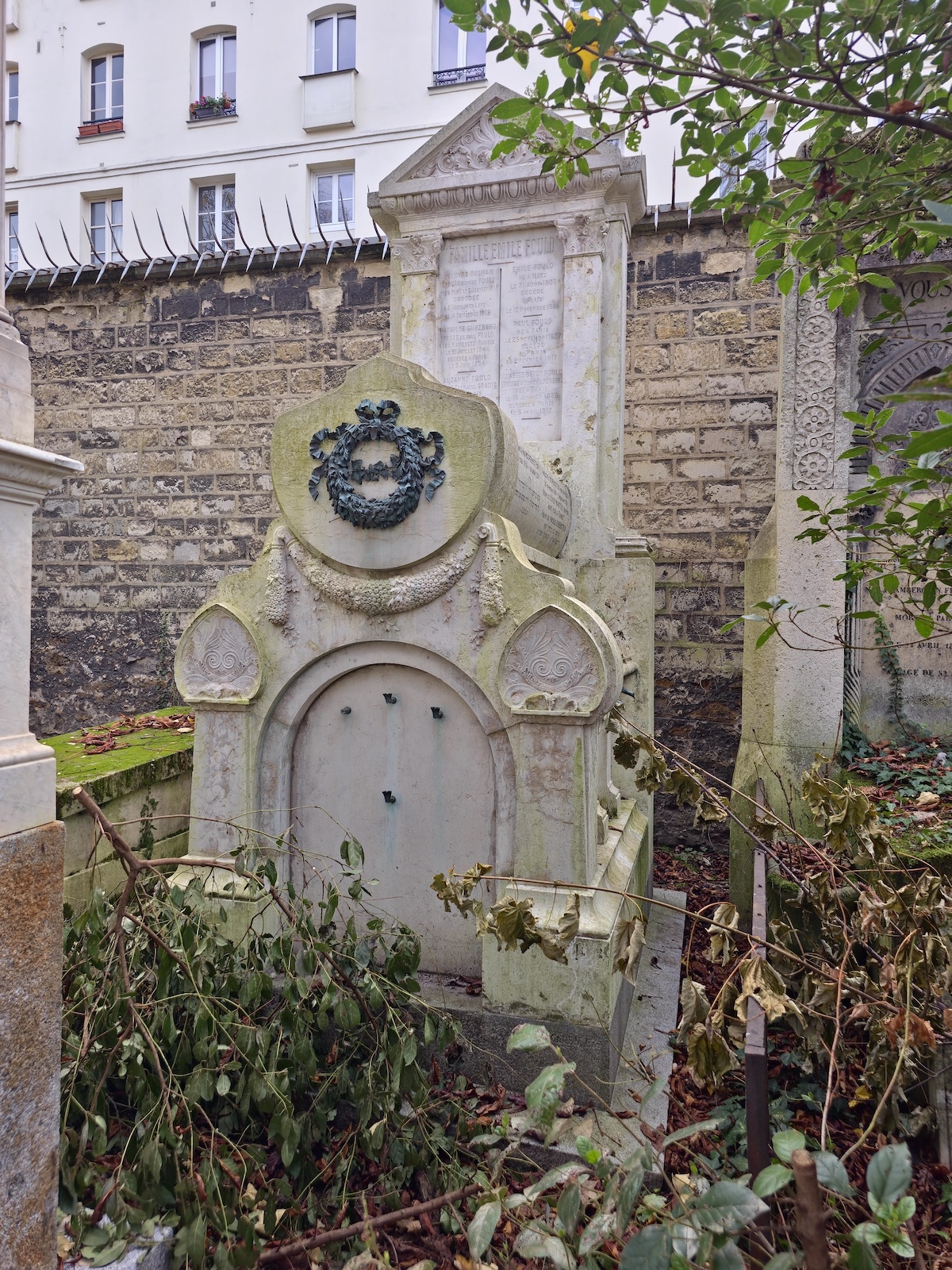 Photo montrant Pierre tombale de la famille Fould et de Pinchas Borenstein