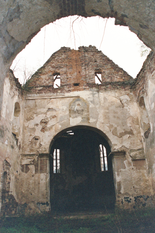 Photo montrant Pierre tombale et épitaphe de Gomółka dans l\'ancienne église dominicaine de Jazłowiec.