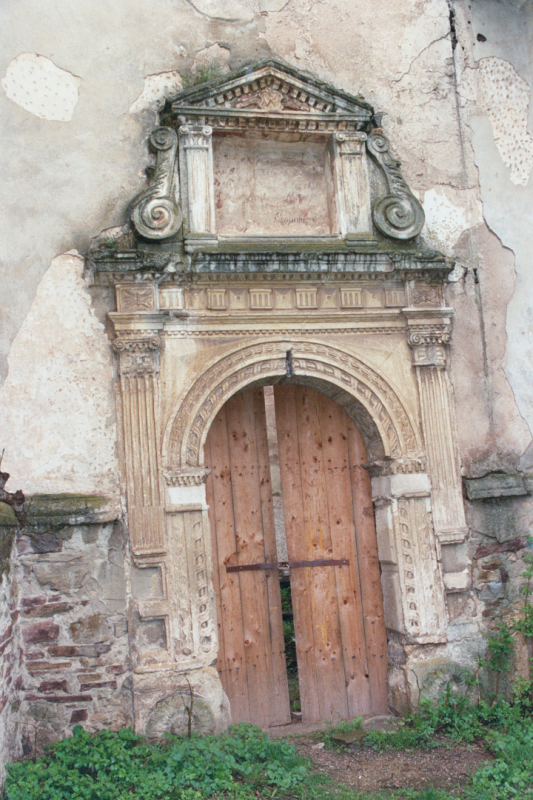 Photo montrant Pierre tombale et épitaphe de Gomółka dans l\'ancienne église dominicaine de Jazłowiec.