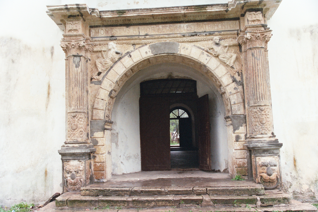 Photo montrant Pierre tombale et épitaphe de Gomółka dans l\'ancienne église dominicaine de Jazłowiec.