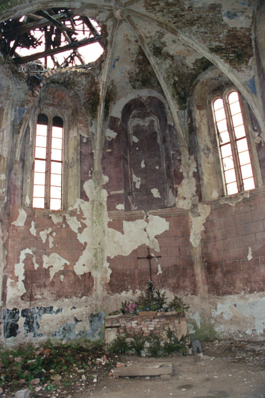 Photo montrant Pierre tombale et épitaphe de Gomółka dans l\'ancienne église dominicaine de Jazłowiec.