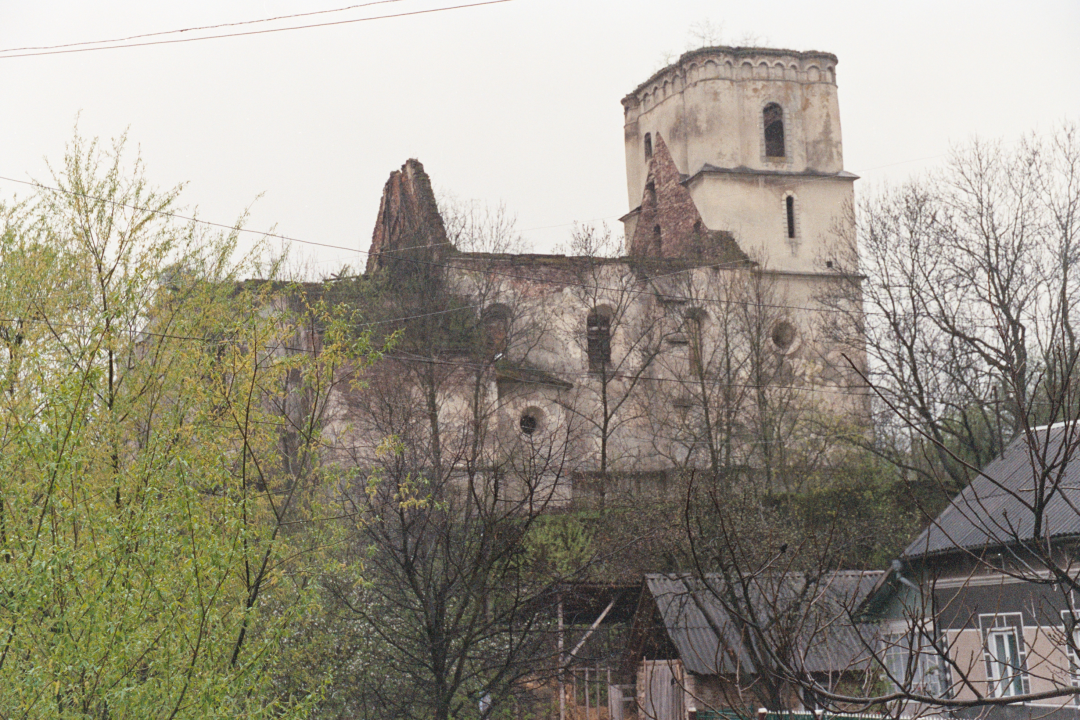 Photo montrant Pierre tombale et épitaphe de Gomółka dans l\'ancienne église dominicaine de Jazłowiec.