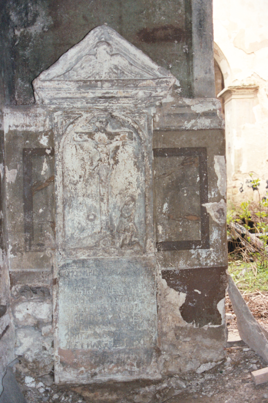 Photo montrant Pierre tombale et épitaphe de Gomółka dans l\'ancienne église dominicaine de Jazłowiec.