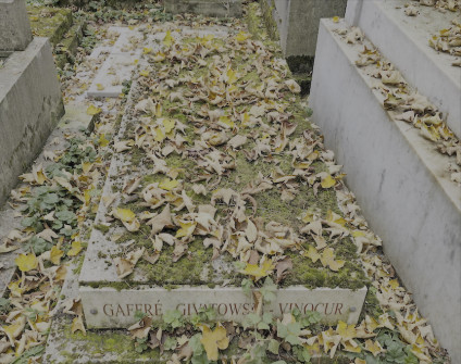 Nagrobek rodzin Gaffre, Givatowski i Vinocur z lekko skośną płaską płytą pokrytą mchem i opadłymi liśćmi.