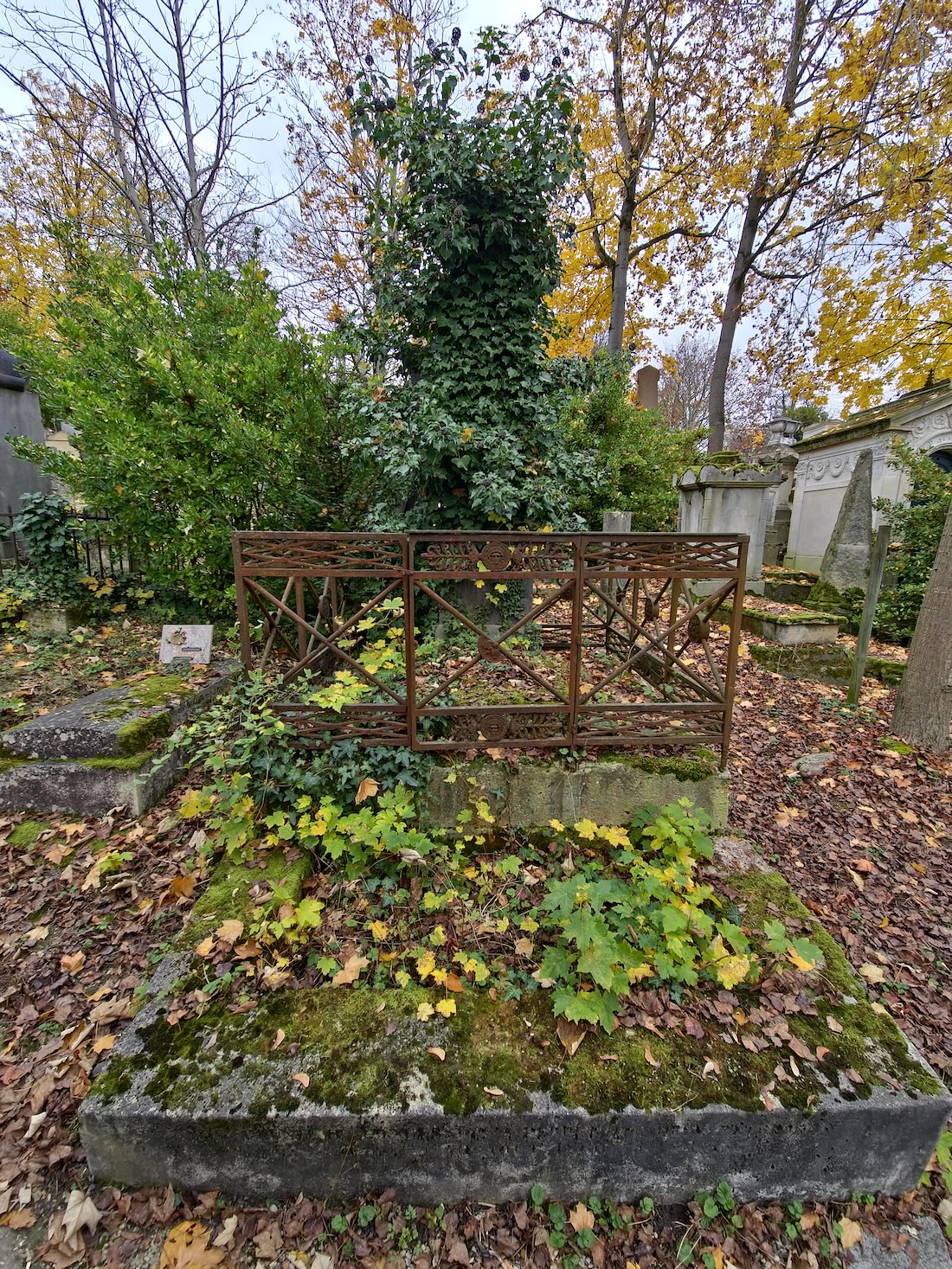 Photo montrant Pierre tombale de la famille Roguet et de Henrik Steinkeller