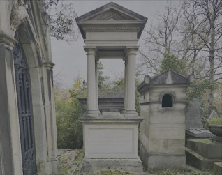 Nagrobek Konstancji Ślizień z uskokowym cokołem, kolumnami z bazami i głowicami attyckimi oraz dwuspadowym baldachimem. Widoczne otaczające drzewa i sąsiednie grobowce.