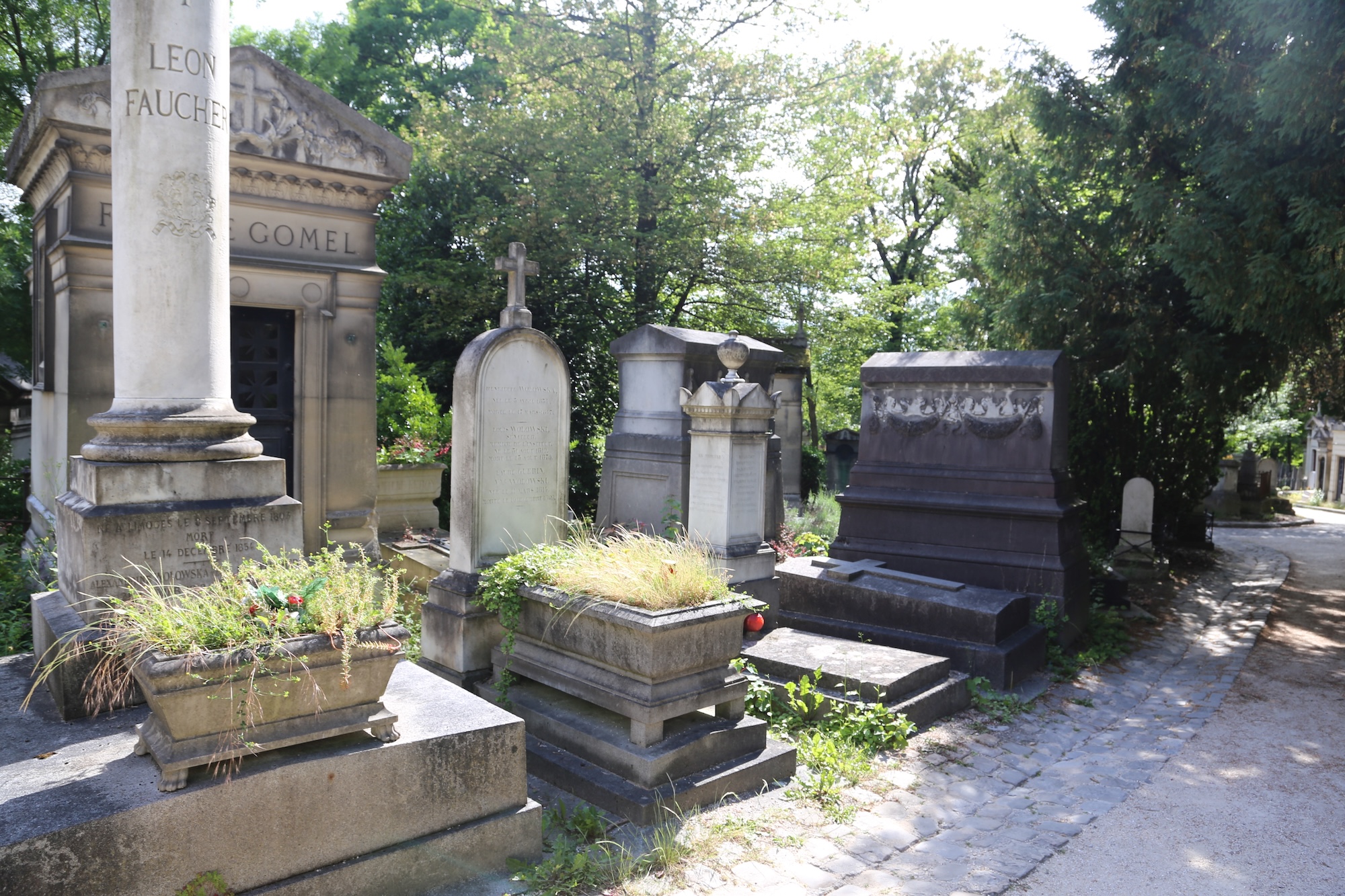 Photo montrant Pierre tombale de Henriques et Louis Wołowski et Laura Guérin