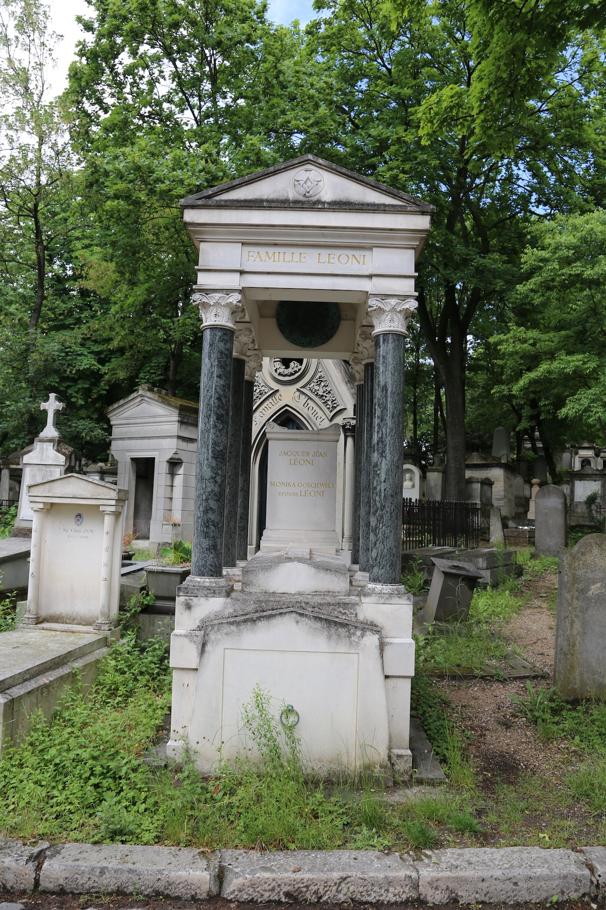 Photo montrant Pierre tombale de la famille Leoni et de Monica Gościewska