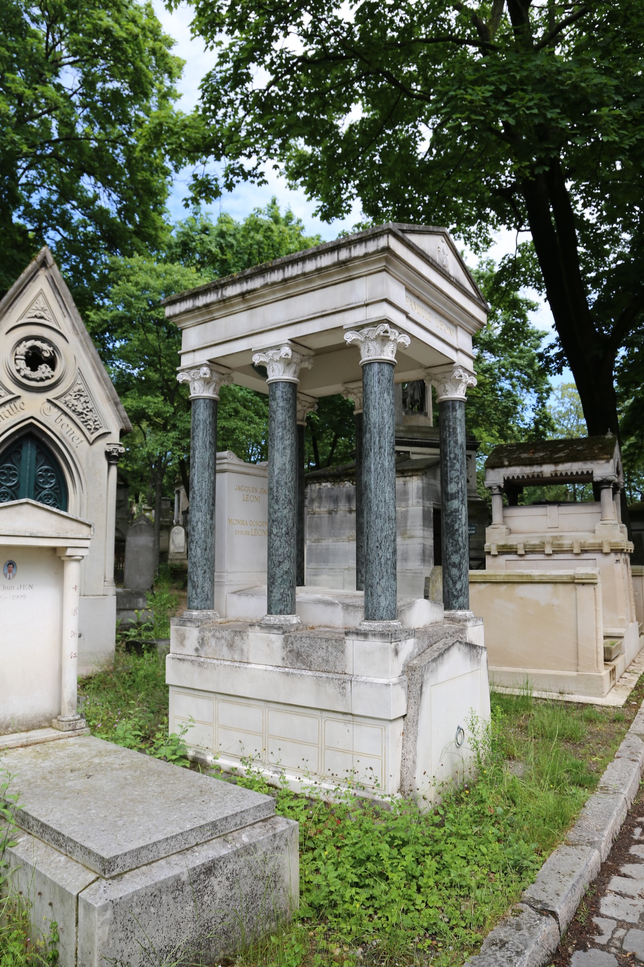 Photo montrant Pierre tombale de la famille Leoni et de Monica Gościewska