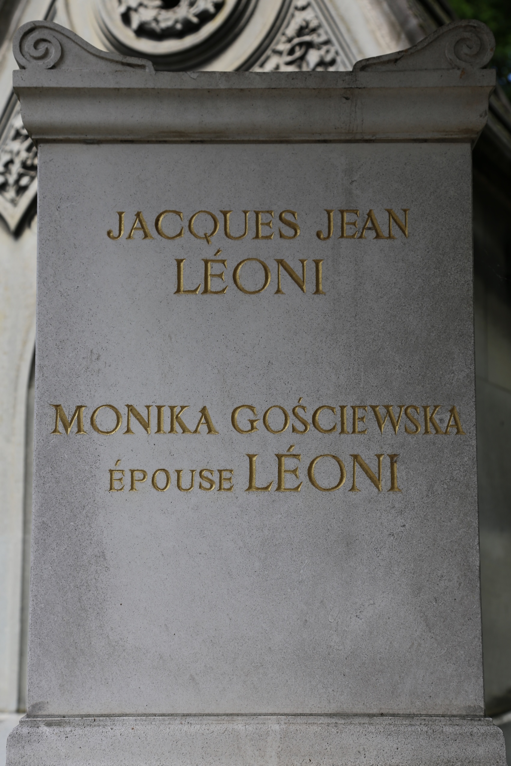 Photo montrant Pierre tombale de la famille Leoni et de Monica Gościewska