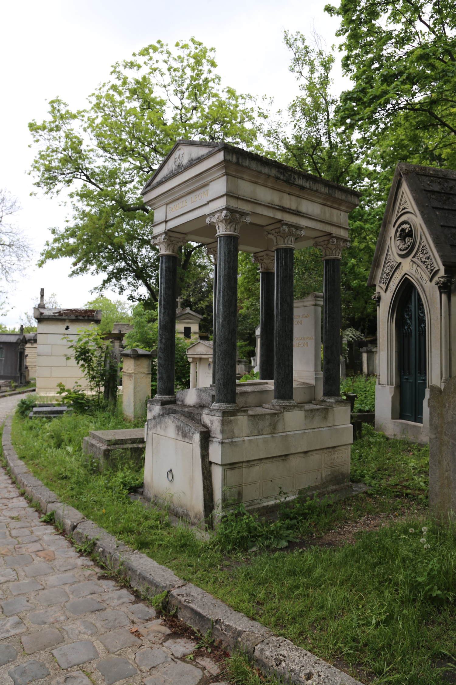 Photo montrant Pierre tombale de la famille Leoni et de Monica Gościewska