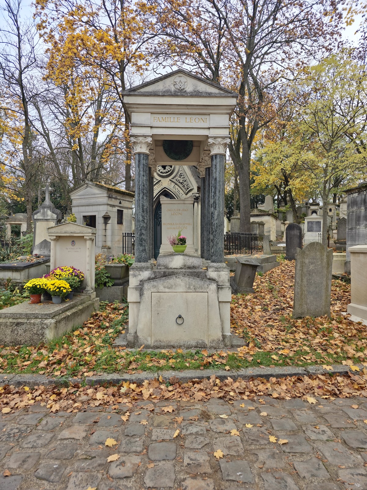 Photo montrant Pierre tombale de la famille Leoni et de Monica Gościewska