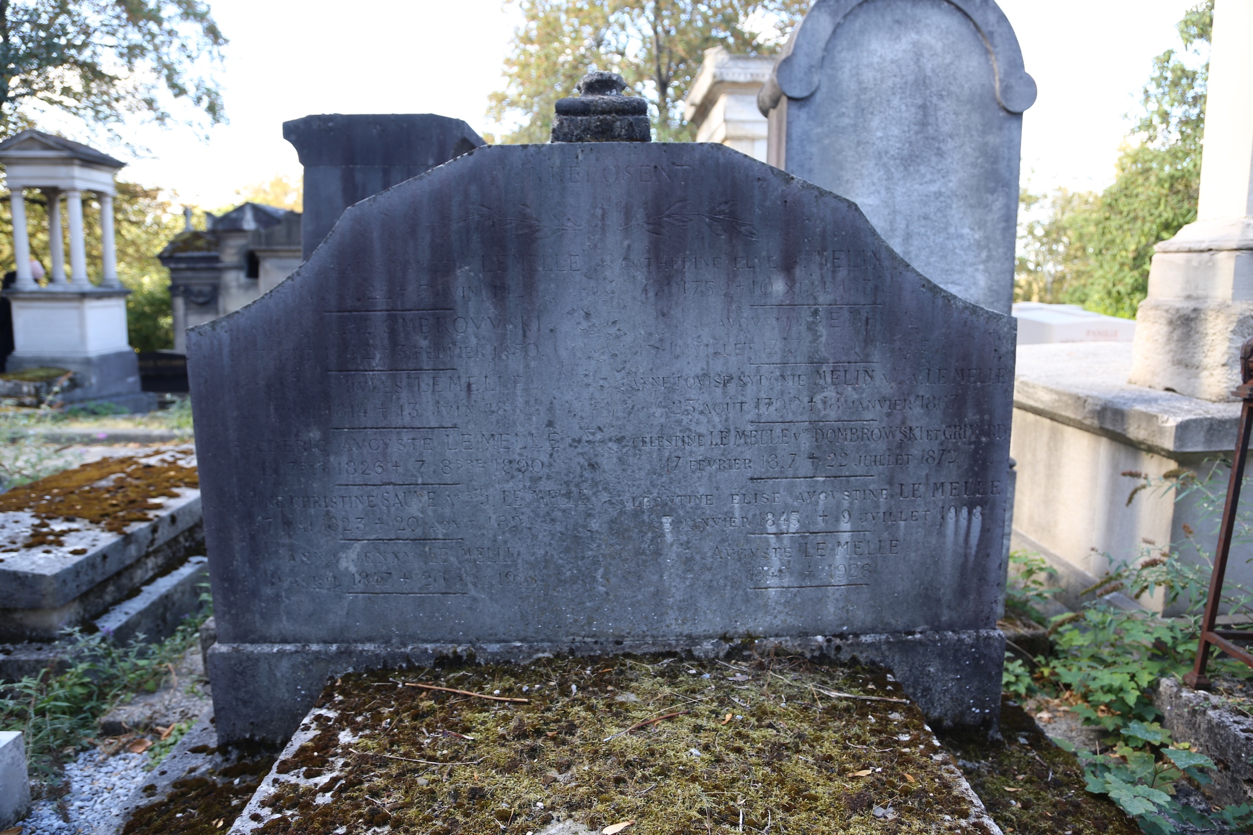 Photo montrant Pierre tombale de la famille Lemelle et de François Bogor Dabrowski