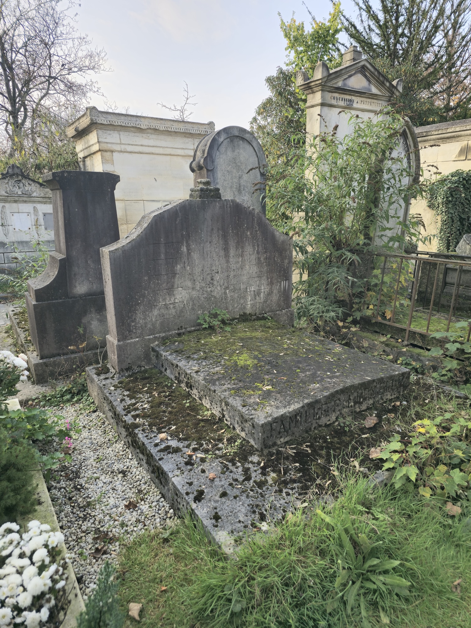 Photo montrant Pierre tombale de la famille Lemelle et de François Bogor Dabrowski