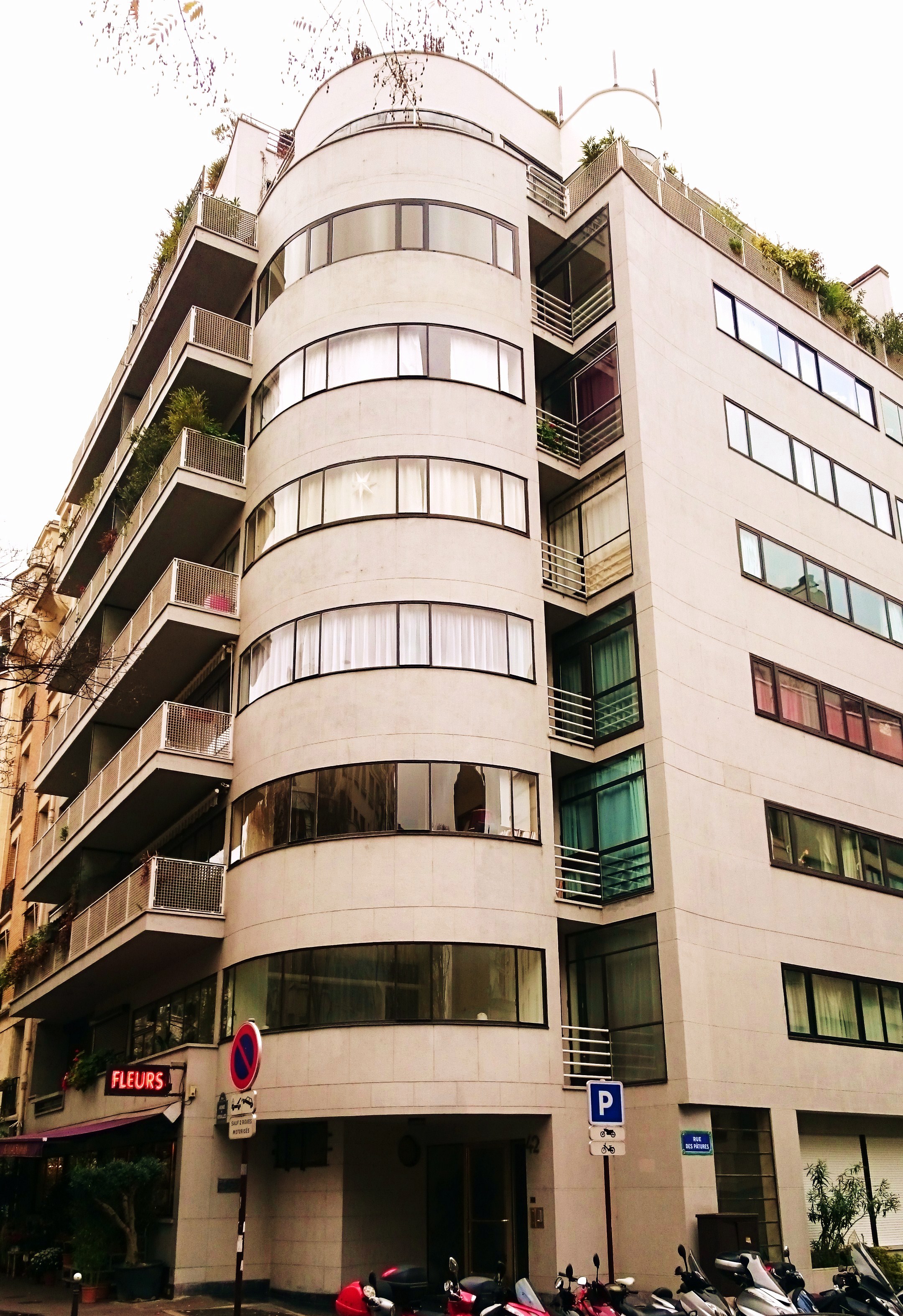 Photo showing Jean Ginsberg\'s activities in the 16th arrondissement of Paris