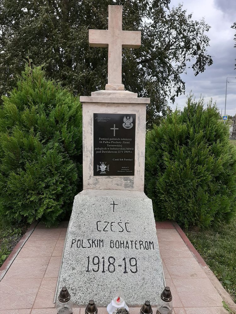 Fotografia przedstawiająca Groby żołnierzy polskich poległych w wojnie polsko-ukraińskiej