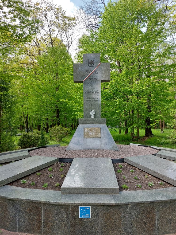 Fotografia przedstawiająca Cmentarz Polaków zamordowanych przez Niemców w 1941 r.