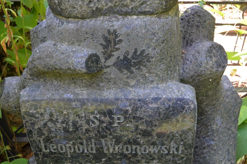 Fragment nagrobka Leopolda Wronowskiego, cmentarz Bajkowa w Kijowie, stan z 2021.