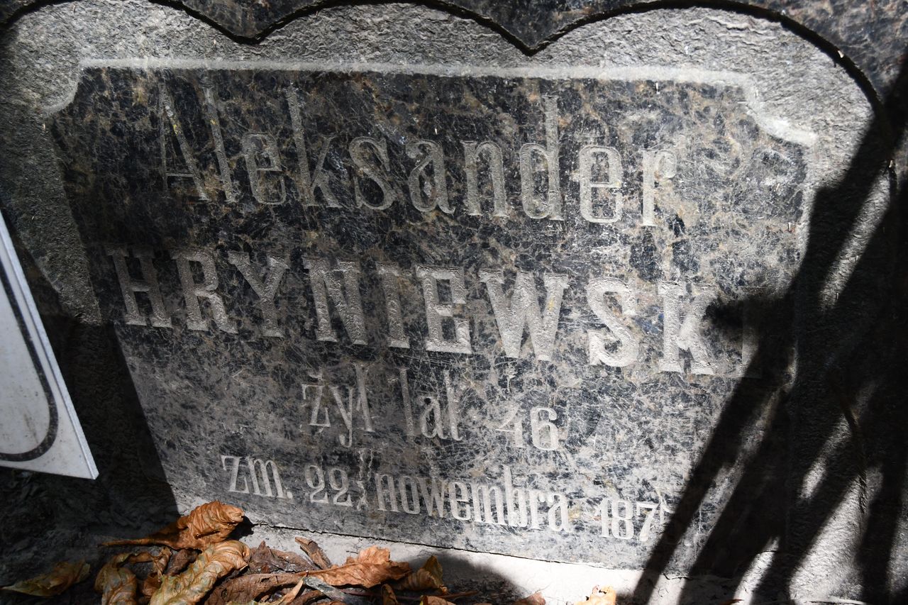 Fragment of the tombstone of Alexander and Marian Hrynevskiy, Baikalkova cemetery in Kiev, as of 2021.