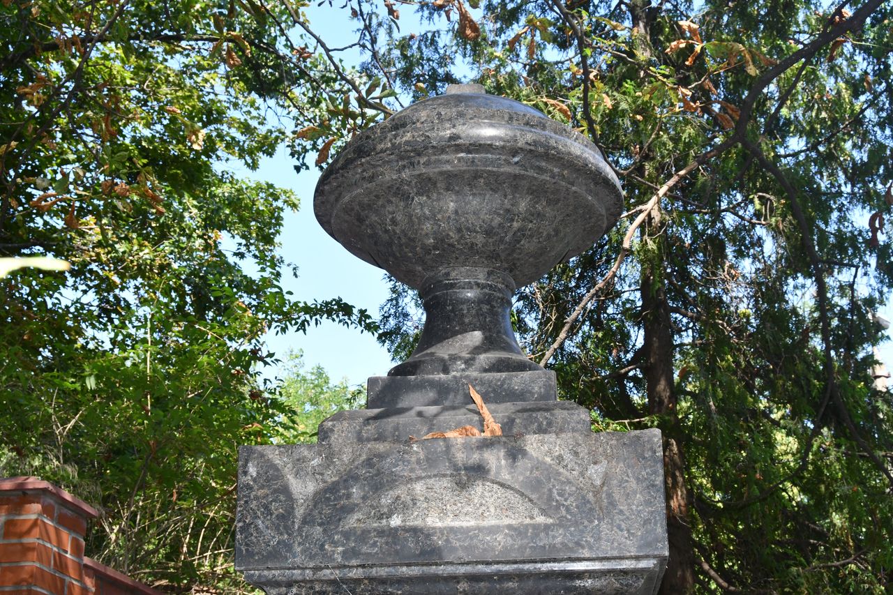Fragment nagrobka Aleksandra i Mariana Hryniewskich, cmentarz Bajkowa w Kijowie, stan z 2021.