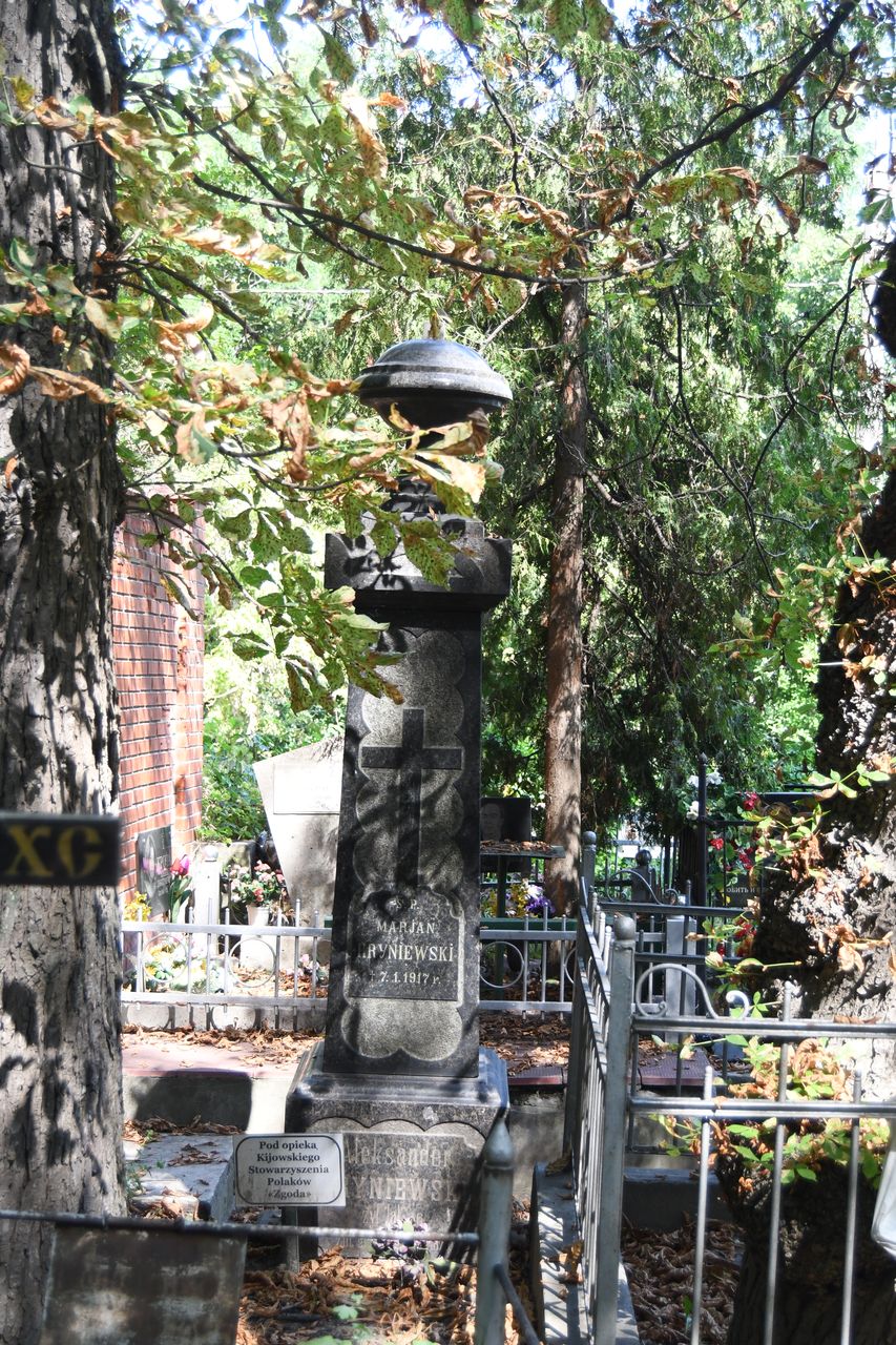 Nagrobek Aleksandra i Mariana Hryniewskich, cmentarz Bajkowa w Kijowie, stan z 2021.