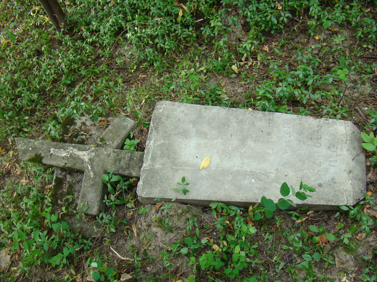 Nagrobek Marcina Bielawskiego, cmentarz w Hucie Starej, stan z roku 2007