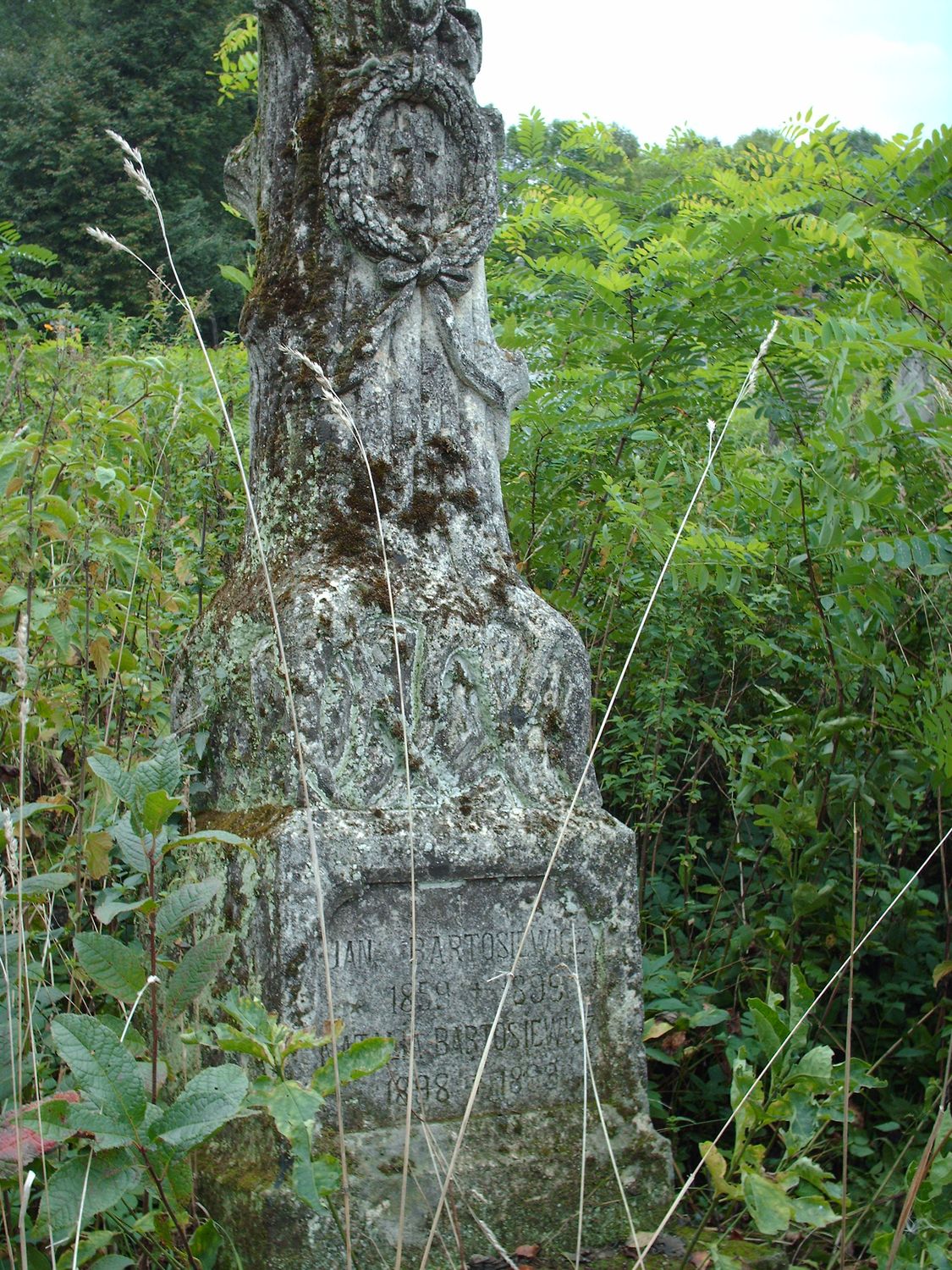 Tombstone of Jan and Natalia Bartosiewicz from the cemetery in Monasterzyska, state from 2007