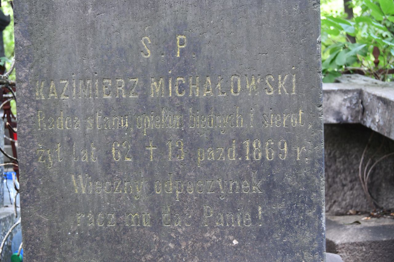 Fragment nagrobka Kazimierza Michałowskiego, cmentarz Bajkowa w Kijowie, stan z 2021.