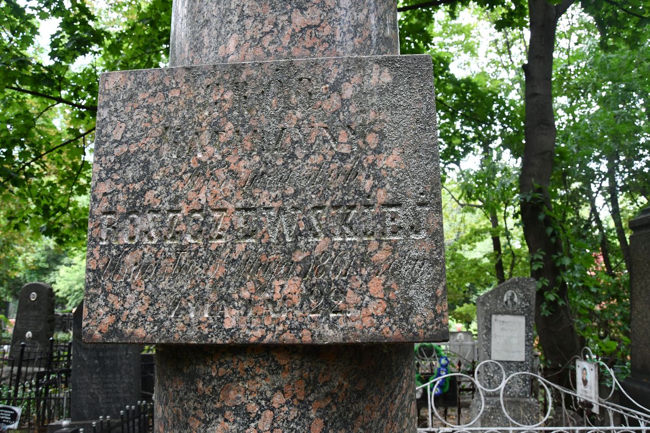 Fragment nagrobka Katarzyny Roszczewskiej, cmentarz Bajkowa w Kijowie, stan z 2021.